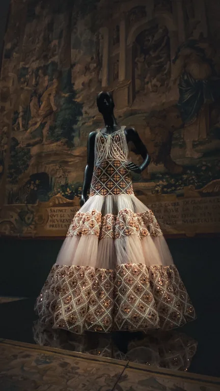 Robe brodée exposée dans une salle de musée.