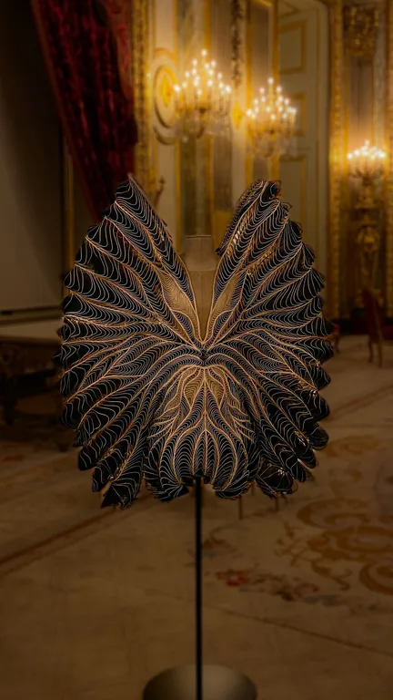 Création aux motifs rayonnants exposée sous un lustre.
