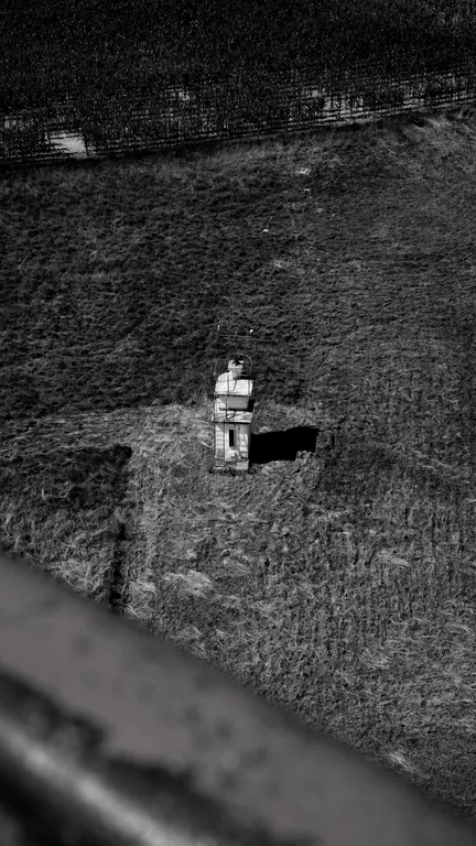 Scène en noir et blanc photographiée depuis un point de vue en hauteur.