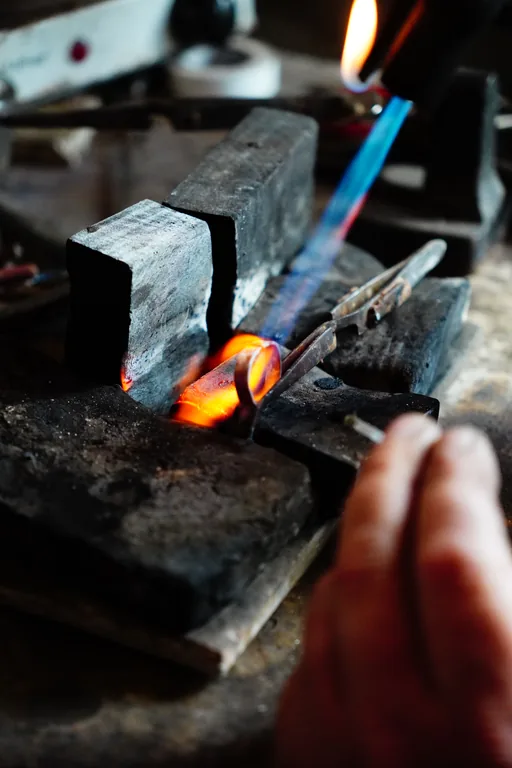 Métal incandescent travaillé sur une enclume.